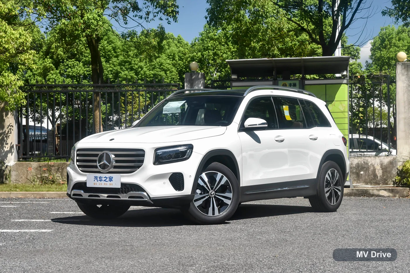 Mercedes-Benz GLB 180 მთავარი ფოტო